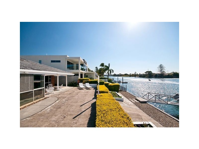 11 Cleland Crescent, Broadbeach Waters QLD 4218