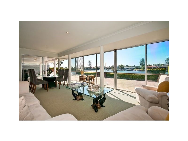 11 Cleland Crescent, Broadbeach Waters QLD 4218