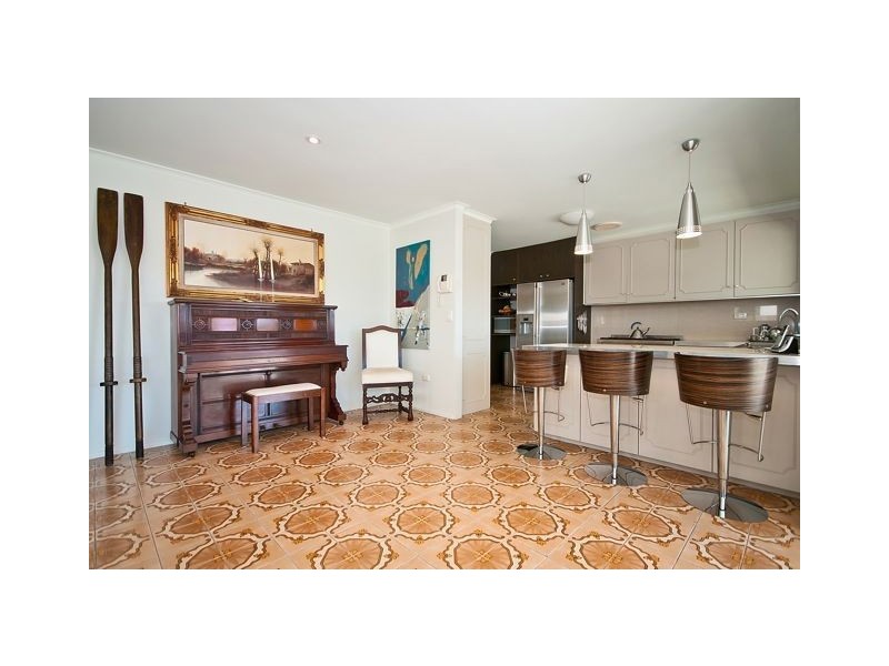 11 Cleland Crescent, Broadbeach Waters QLD 4218