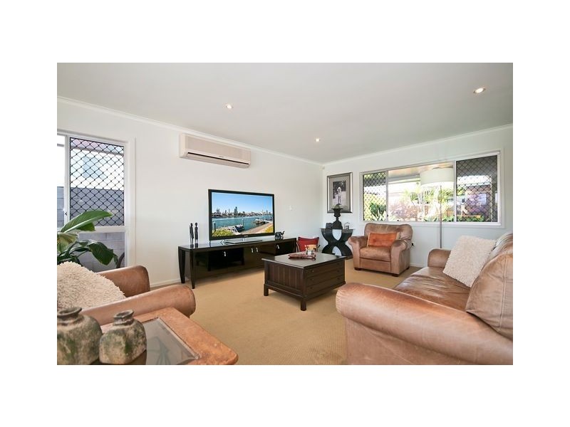 11 Cleland Crescent, Broadbeach Waters QLD 4218
