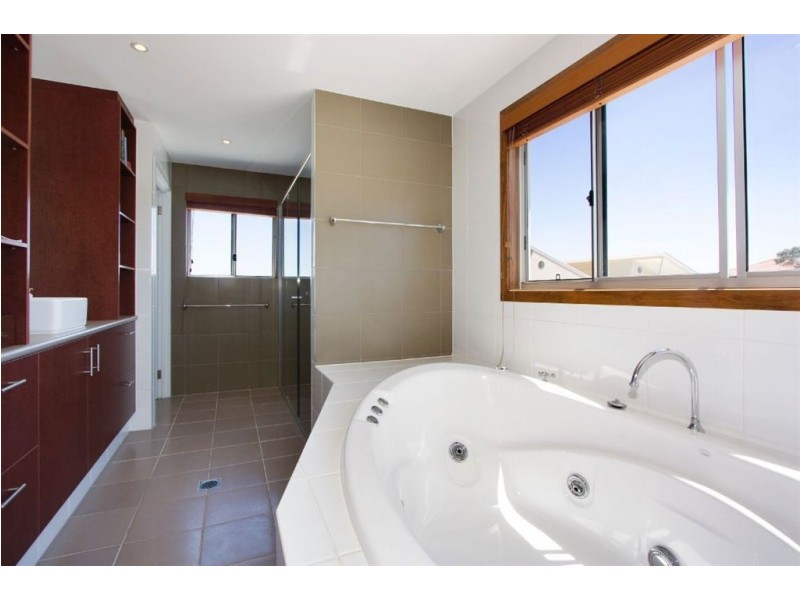 11 Wave St, Mermaid Beach QLD 4218