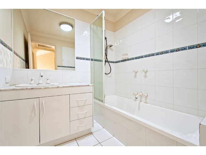 10/125 Santa Cruz Boulevard, Clear Island Waters QLD 4226