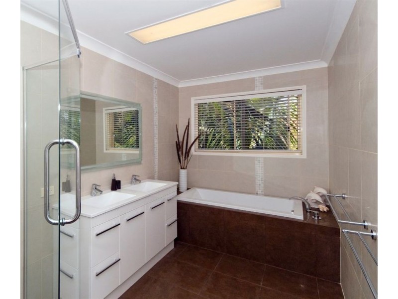 3 Montego Crt, Mermaid Waters QLD 4218