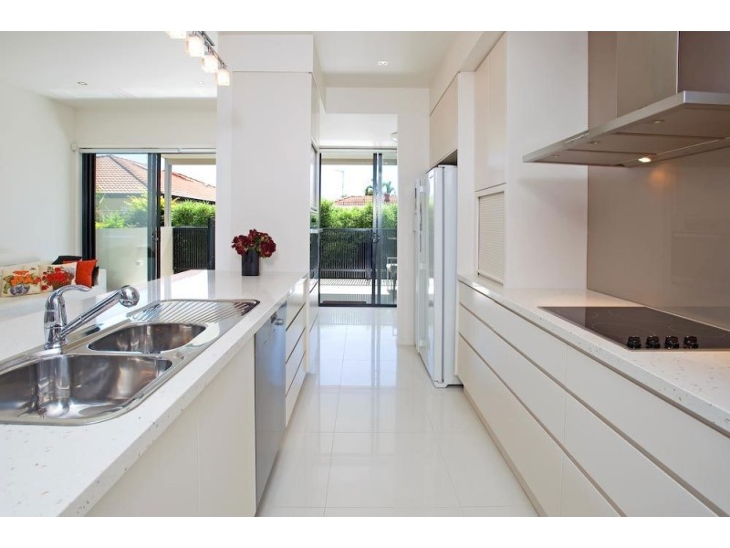 2/23 Abalone Avenue, Paradise Point QLD 4216