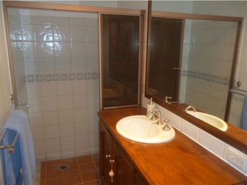 8 Waitomo Street, Broadbeach Waters QLD 4218