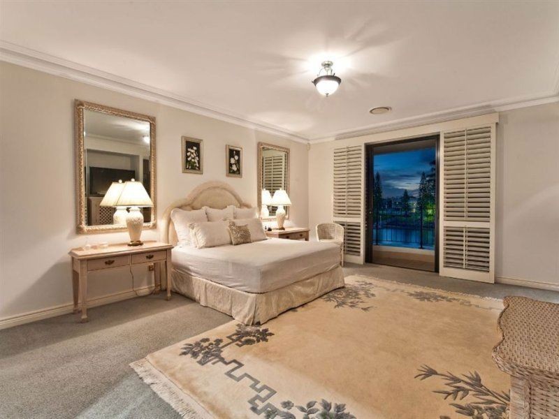9 Ipsley Drive, Broadbeach Waters QLD 4218