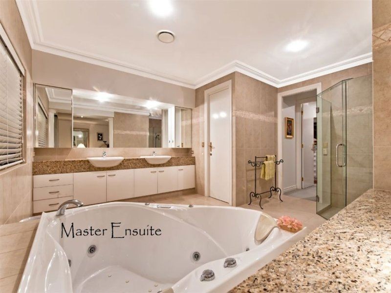9 Ipsley Drive, Broadbeach Waters QLD 4218
