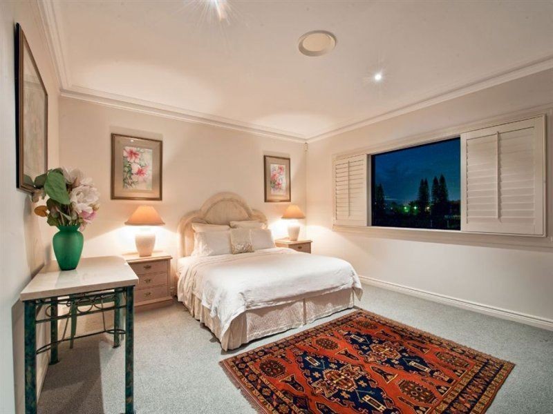 9 Ipsley Drive, Broadbeach Waters QLD 4218