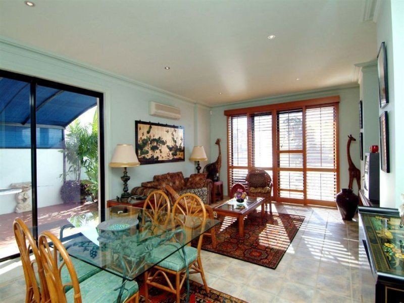 9 Ipsley Drive, Broadbeach Waters QLD 4218