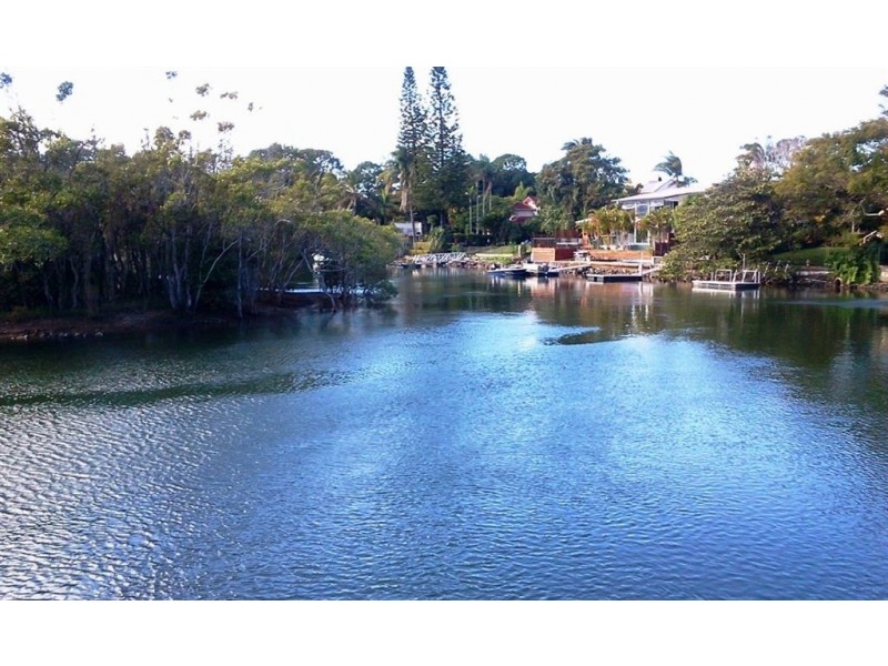 20 Savoy Drive, Broadbeach Waters QLD 4218