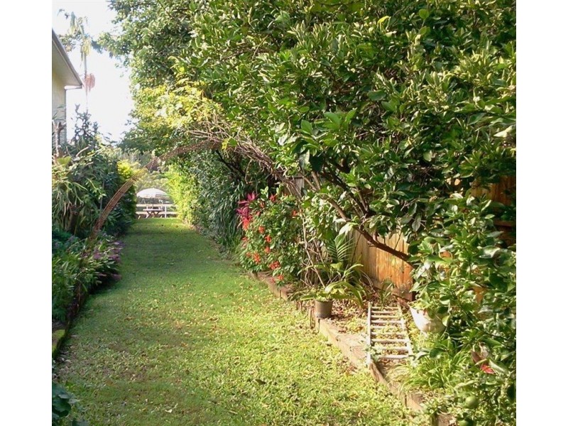 20 Savoy Drive, Broadbeach Waters QLD 4218