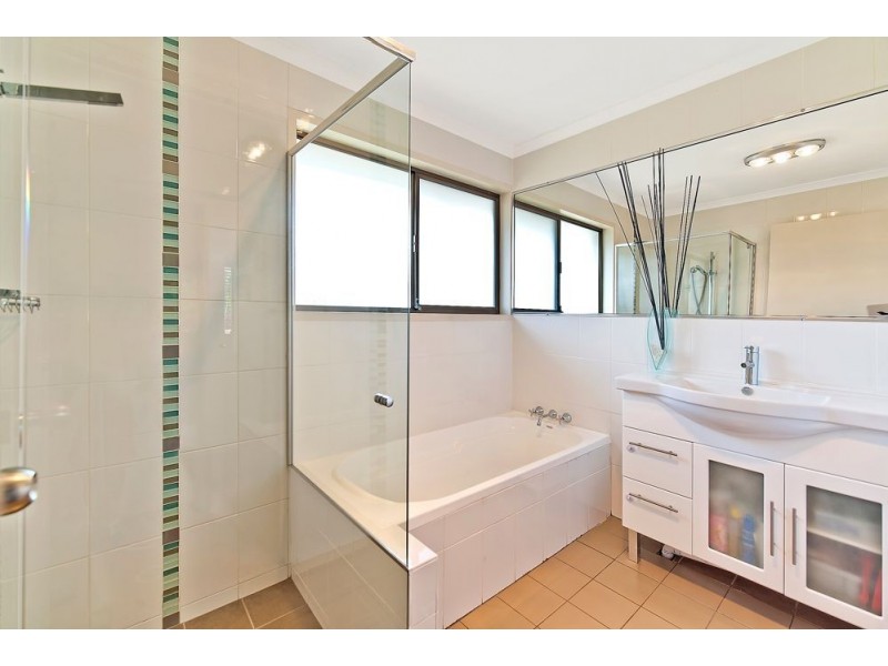 1 Dearne Place, Carrara QLD 4211
