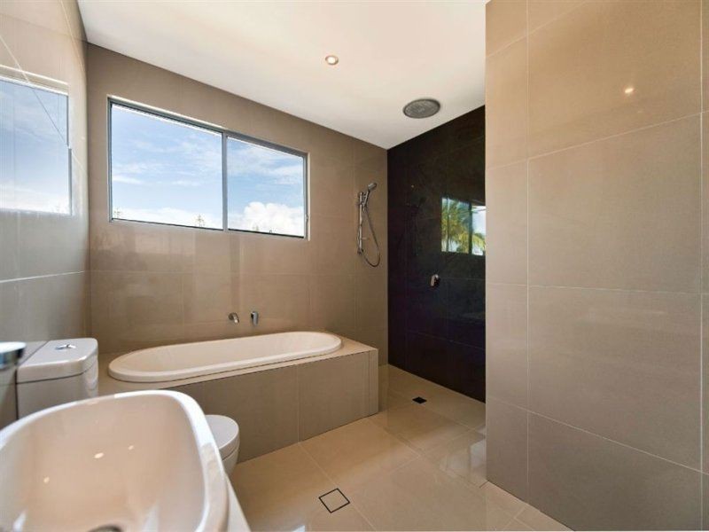 2/6 Mallard Avenue, Paradise Point QLD 4216