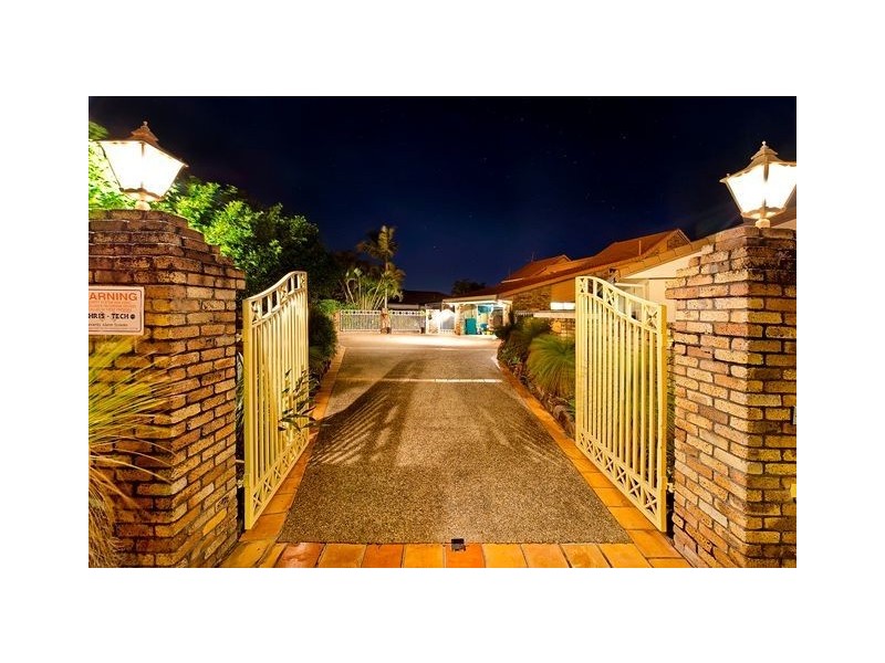 8 Australis Court, Mermaid Waters QLD 4218