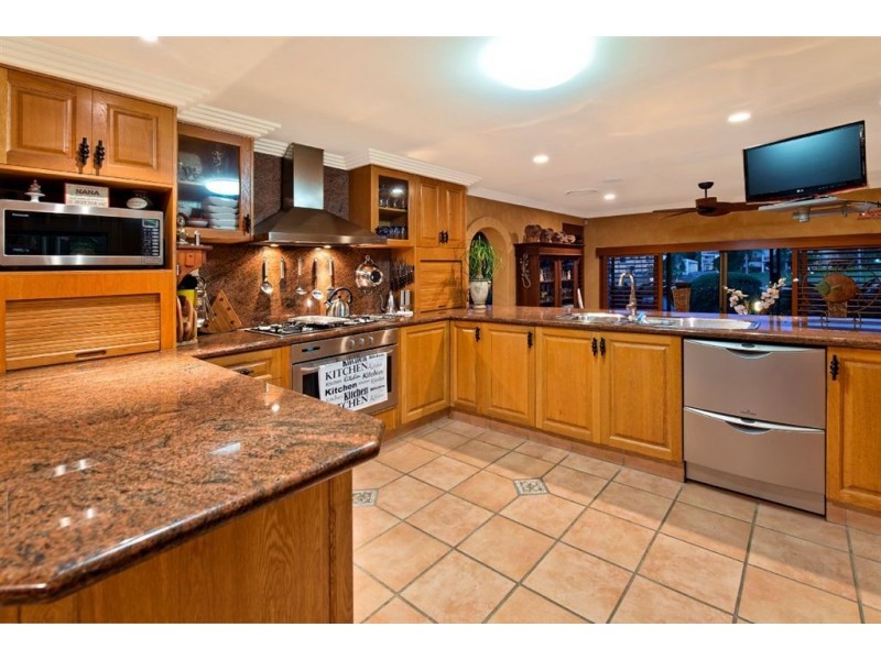 8 Australis Court, Mermaid Waters QLD 4218