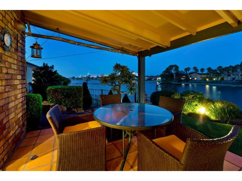 8 Australis Court, Mermaid Waters QLD 4218