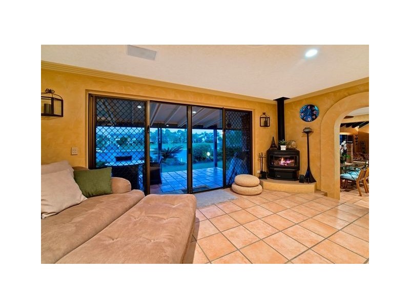 8 Australis Court, Mermaid Waters QLD 4218