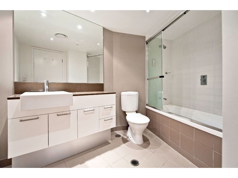 18 Enderley Avenue, Surfers Paradise QLD 4217