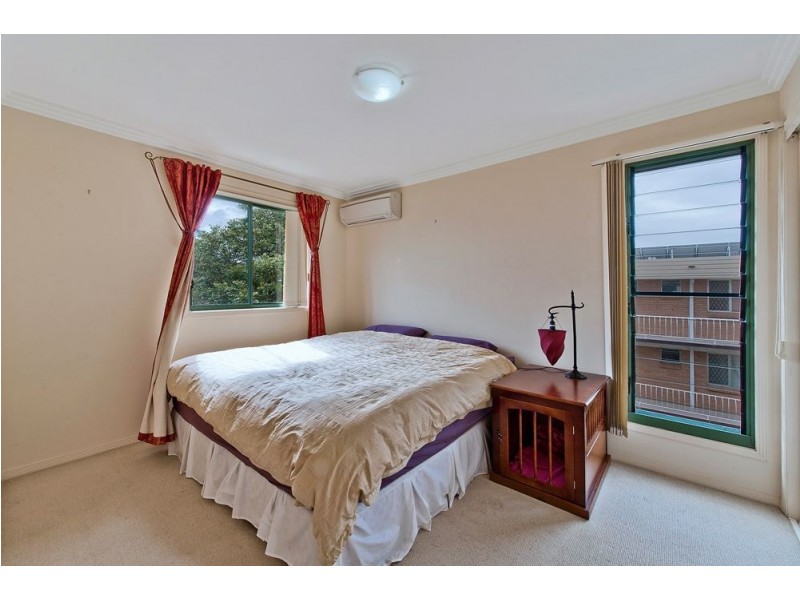 1/3-5 Bradford Street, Labrador QLD 4215