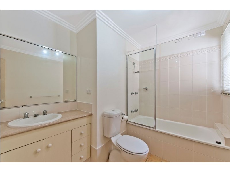 1/3-5 Bradford Street, Labrador QLD 4215