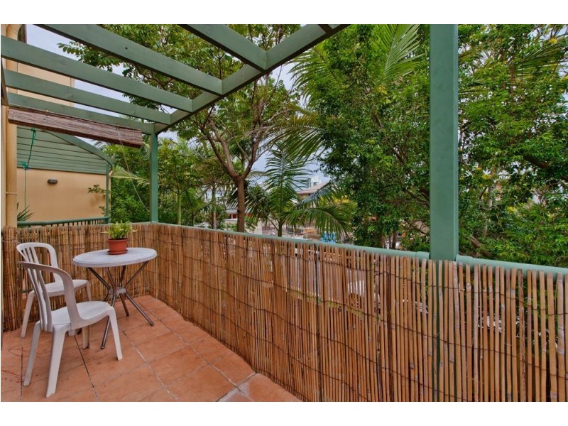 1/3-5 Bradford Street, Labrador QLD 4215