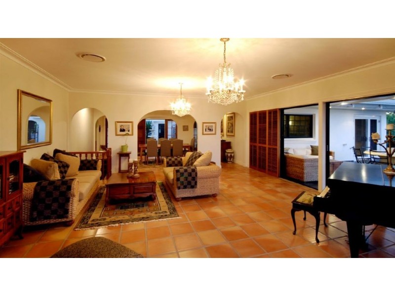 19 Wildash St, Southport QLD 4215