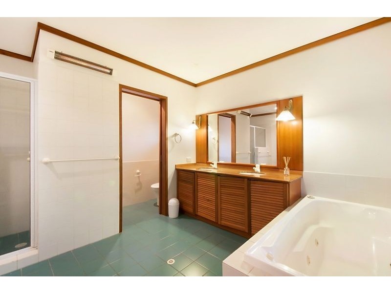 11 Seabeach Avenue, Mermaid Beach QLD 4218