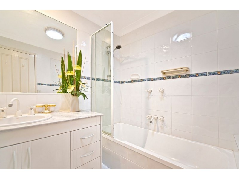 1/125 Santa Cruz Blvd, Clear Island Waters QLD 4226