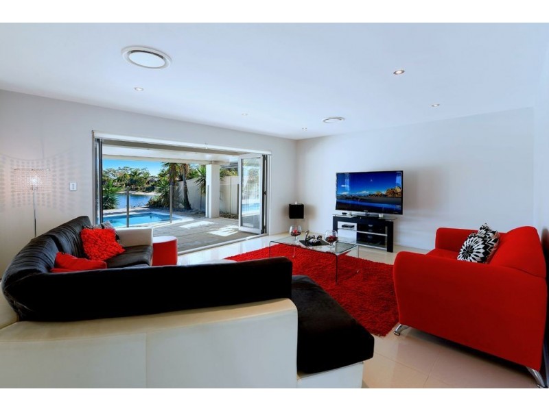 22 Welby Street, Broadbeach Waters QLD 4218