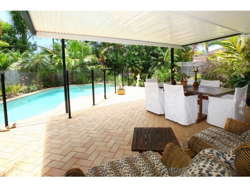 6 Leeway Place, Clear Island Waters QLD 4226