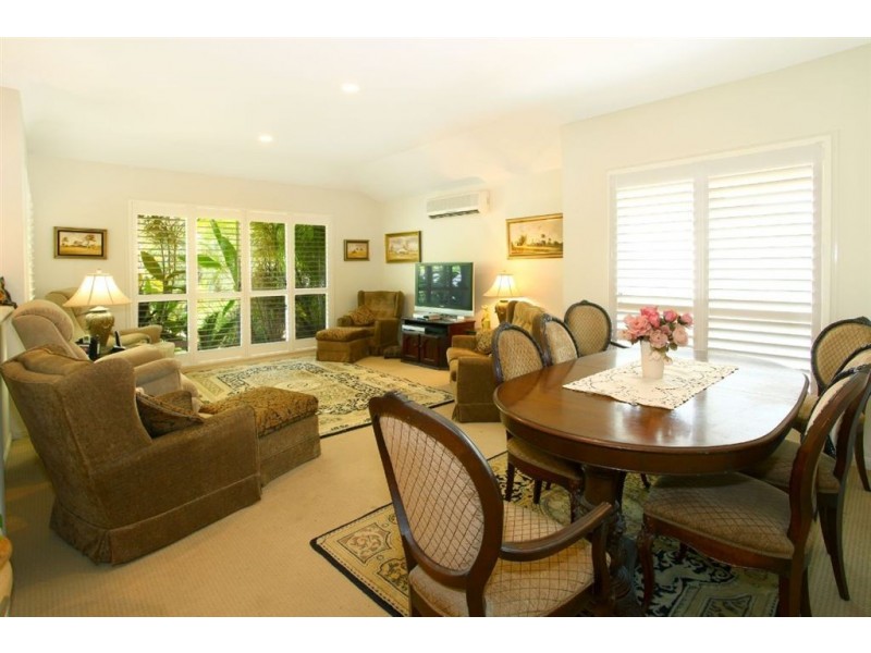 6 Leeway Place, Clear Island Waters QLD 4226