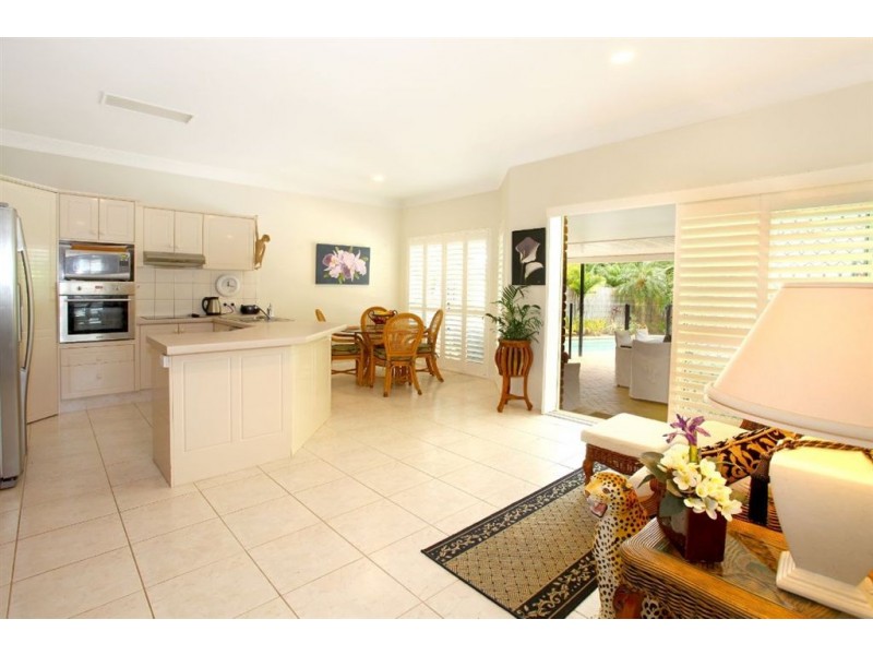 6 Leeway Place, Clear Island Waters QLD 4226