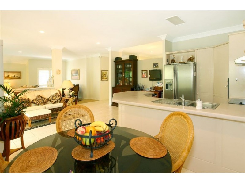 6 Leeway Place, Clear Island Waters QLD 4226
