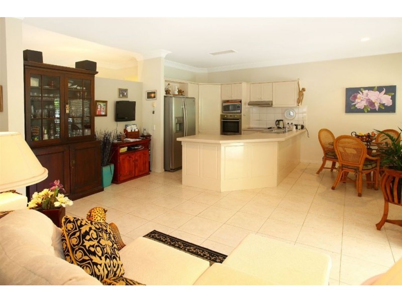 6 Leeway Place, Clear Island Waters QLD 4226