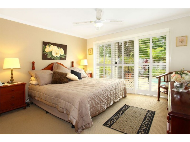 6 Leeway Place, Clear Island Waters QLD 4226