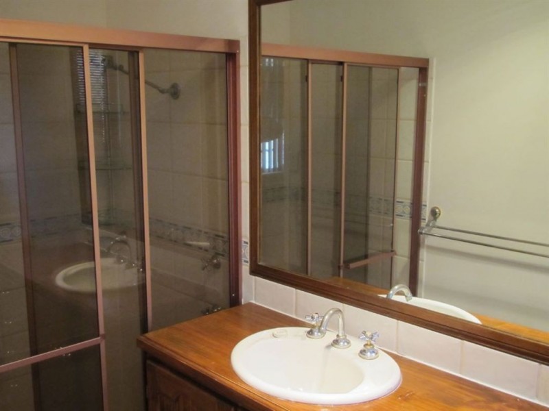 8 Waitomo Street, Broadbeach Waters QLD 4218