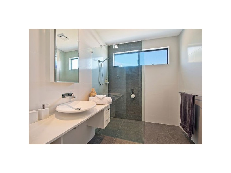 2/24 Teal Avenue, Paradise Point QLD 4216