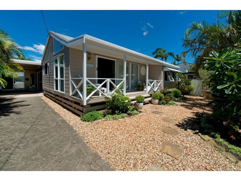 8 Donald Ave, Paradise Point QLD 4216