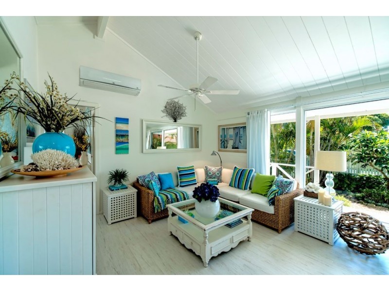 8 Donald Ave, Paradise Point QLD 4216