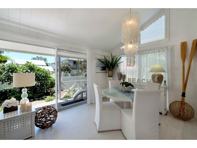 8 Donald Ave, Paradise Point QLD 4216