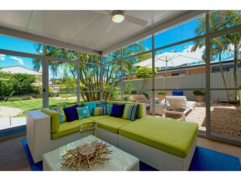 8 Donald Ave, Paradise Point QLD 4216