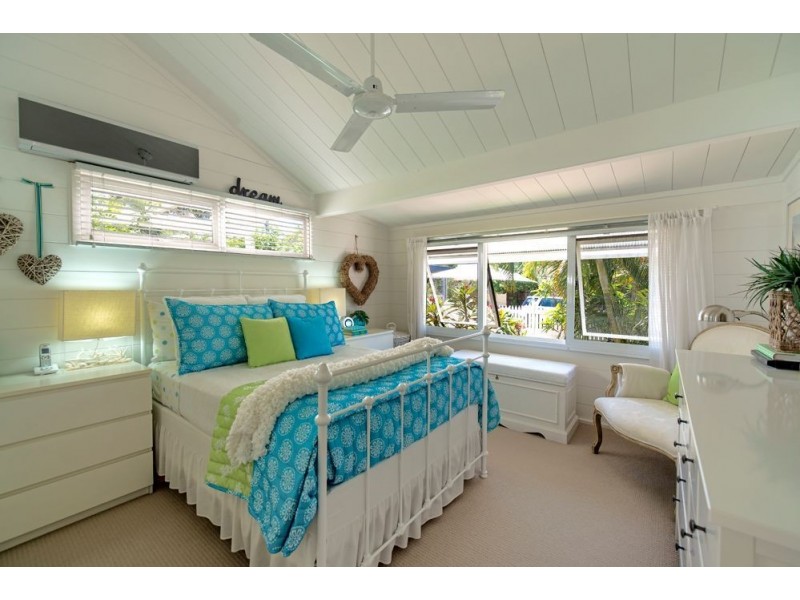 8 Donald Ave, Paradise Point QLD 4216
