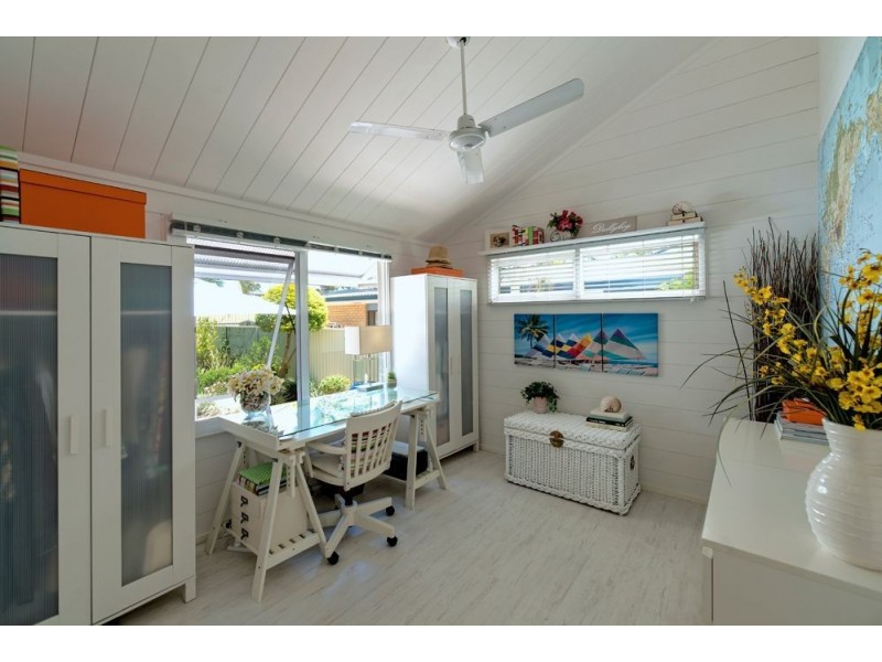 8 Donald Ave, Paradise Point QLD 4216