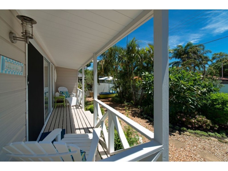 8 Donald Ave, Paradise Point QLD 4216