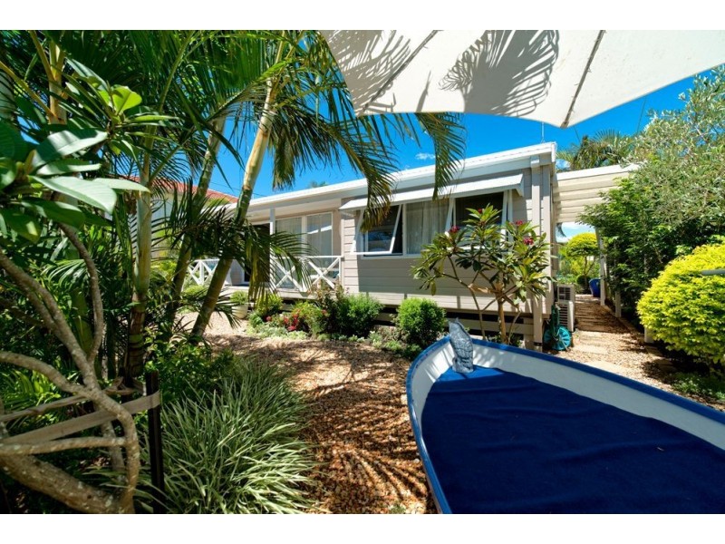 8 Donald Ave, Paradise Point QLD 4216