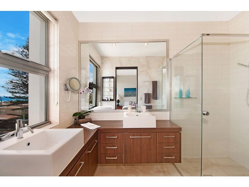 2/4 Ninth Ave, Palm Beach QLD 4221