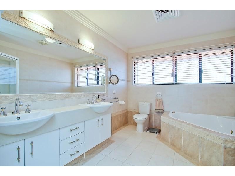 42 Cabana Blvd, Benowa Waters QLD 4217