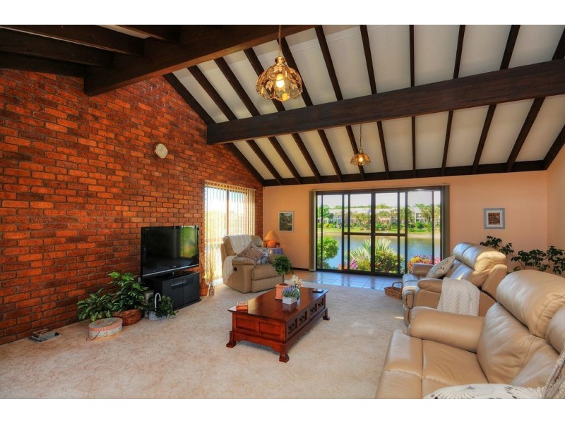 17 Winch Crt, Mermaid Waters QLD 4218