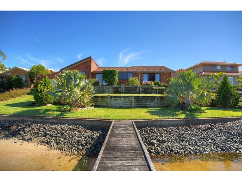 17 Winch Crt, Mermaid Waters QLD 4218