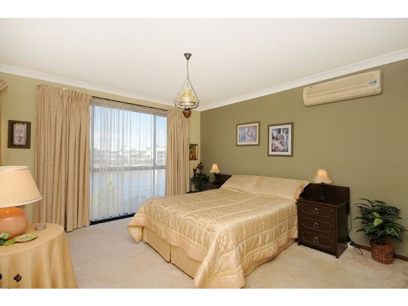 17 Winch Crt, Mermaid Waters QLD 4218